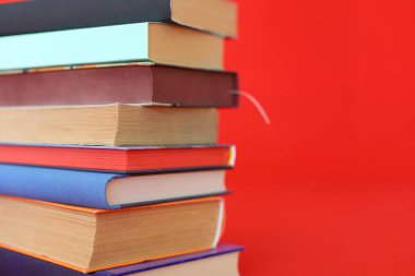 Ellerindeki kitap yığını, güzel kitap fotoğrafçılığı, bilim, bilim, okul, eğitim, kütüphane, öğrenim, öğrenciler, felsefe ve ansiklopediler için illüstrasyon