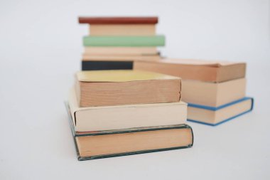 Ellerindeki kitap yığını, güzel kitap fotoğrafçılığı, bilim, bilim, okul, eğitim, kütüphane, öğrenim, öğrenciler, felsefe ve ansiklopediler için illüstrasyon