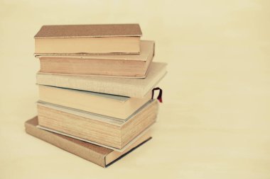 Ellerindeki kitap yığını, güzel kitap fotoğrafçılığı, bilim, bilim, okul, eğitim, kütüphane, öğrenim, öğrenciler, felsefe ve ansiklopediler için illüstrasyon