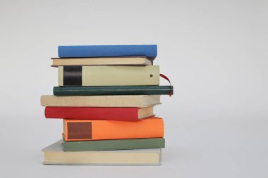 Beyaz zemin üzerine bir yığın kitap, beyaz zemin üzerine izole edilmiş kitaplar, dünyanın en iyi yazarlarının bir dizi kitabı, edebiyat, bilim, bilim, öğrenme, tarih, eğitim için fotoğraf illüstrasyonu