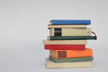 Beyaz zemin üzerine bir yığın kitap, beyaz zemin üzerine izole edilmiş kitaplar, dünyanın en iyi yazarlarının bir dizi kitabı, edebiyat, bilim, bilim, öğrenme, tarih, eğitim için fotoğraf illüstrasyonu