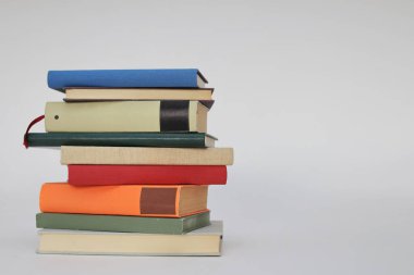 Beyaz zemin üzerine bir yığın kitap, beyaz zemin üzerine izole edilmiş kitaplar, dünyanın en iyi yazarlarının bir dizi kitabı, edebiyat, bilim, bilim, öğrenme, tarih, eğitim için fotoğraf illüstrasyonu