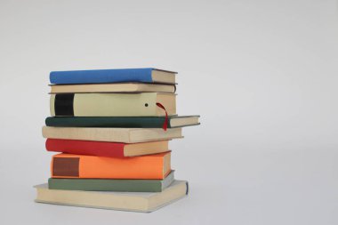 Beyaz zemin üzerine bir yığın kitap, beyaz zemin üzerine izole edilmiş kitaplar, dünyanın en iyi yazarlarının bir dizi kitabı, edebiyat, bilim, bilim, öğrenme, tarih, eğitim için fotoğraf illüstrasyonu