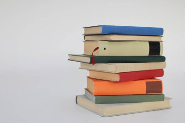 Beyaz zemin üzerine bir yığın kitap, beyaz zemin üzerine izole edilmiş kitaplar, dünyanın en iyi yazarlarının bir dizi kitabı, edebiyat, bilim, bilim, öğrenme, tarih, eğitim için fotoğraf illüstrasyonu