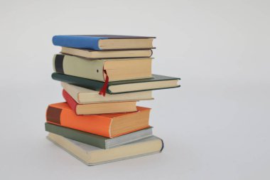 Beyaz zemin üzerine bir yığın kitap, beyaz zemin üzerine izole edilmiş kitaplar, dünyanın en iyi yazarlarının bir dizi kitabı, edebiyat, bilim, bilim, öğrenme, tarih, eğitim için fotoğraf illüstrasyonu