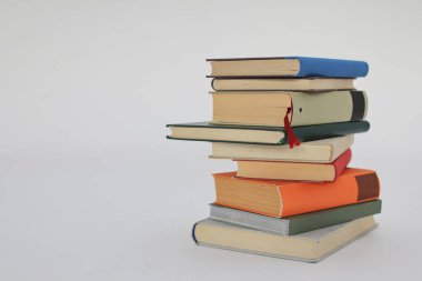 Beyaz zemin üzerine bir yığın kitap, beyaz zemin üzerine izole edilmiş kitaplar, dünyanın en iyi yazarlarının bir dizi kitabı, edebiyat, bilim, bilim, öğrenme, tarih, eğitim için fotoğraf illüstrasyonu