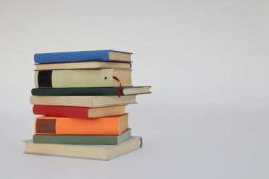 Beyaz zemin üzerine bir yığın kitap, beyaz zemin üzerine izole edilmiş kitaplar, dünyanın en iyi yazarlarının bir dizi kitabı, edebiyat, bilim, bilim, öğrenme, tarih, eğitim için fotoğraf illüstrasyonu