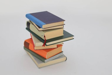 Beyaz zemin üzerine bir yığın kitap, beyaz zemin üzerine izole edilmiş kitaplar, dünyanın en iyi yazarlarının bir dizi kitabı, edebiyat, bilim, bilim, öğrenme, tarih, eğitim için fotoğraf illüstrasyonu