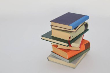 Beyaz zemin üzerine bir yığın kitap, beyaz zemin üzerine izole edilmiş kitaplar, dünyanın en iyi yazarlarının bir dizi kitabı, edebiyat, bilim, bilim, öğrenme, tarih, eğitim için fotoğraf illüstrasyonu