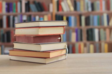 Arkaplanı bulanık olan kırmızı kaplı bir kitap yığını. Metin için yer, dünyanın en iyi yazarlarının bir dizi kitabı, edebiyat, bilim, öğrenim, tarih, eğitim için fotoğraf çizimleri