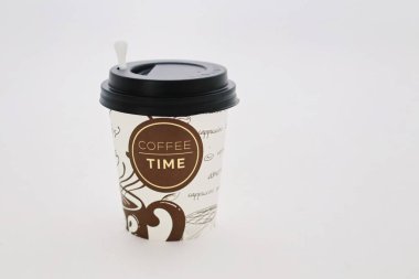 Beyaz arka planda kahve saati olan kağıt kahve fincanı.