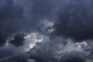 Karanlık arka planda kara fırtına bulutları