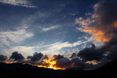 Karanlık arka planda kara fırtına bulutları