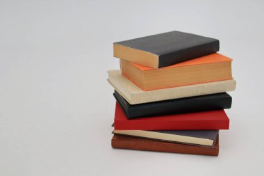 Beyaz arkaplan üzerine kitap yığını