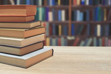 Ahşap rafta bir yığın kitap