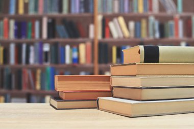 Ahşap masa, eğitim ve bilgi konsepti üzerine kitap yığını
