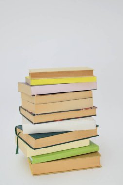 Beyaz arkaplanda izole kitap yığını