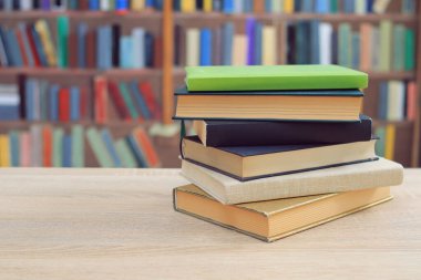 Tahta masadaki kitap yığını.