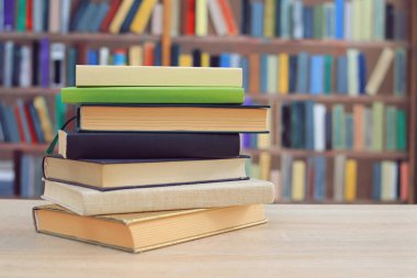 Kitaplar kütüphanedeki ahşap masada.