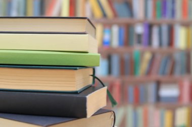 Kütüphanede kitap yığını