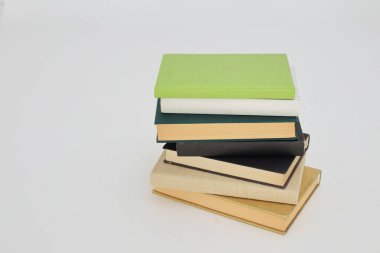 Beyaz arka plan üzerinde izole kitap yığını