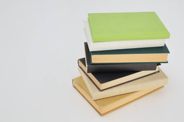 Beyaz arkaplanda bir yığın kitap