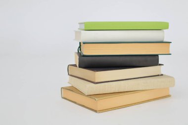 Beyaz arkaplan üzerine kitap yığını