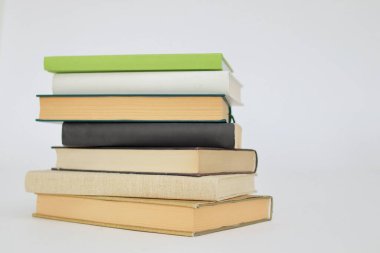 Beyaz arkaplan üzerine kitap yığını
