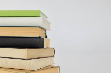 Beyaz arkaplan üzerine kitap yığını
