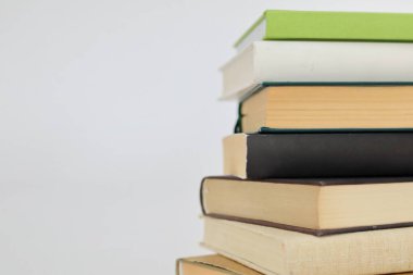 Kitap yığını, okuma konsepti.