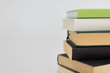 Beyaz arkaplan üzerine kitap yığını