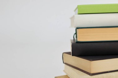 Beyaz masadaki kitap yığını
