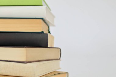 Beyaz üzerine izole kitap yığını