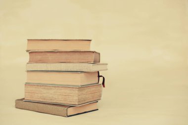 Tahta masadaki kitap yığını.