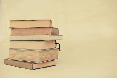 стопку книг на фоні дерев'яні