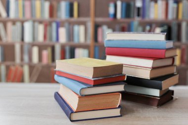 yığın kitap ahşap tablo