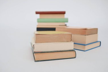 Beyaz arkaplan üzerine kitap yığını