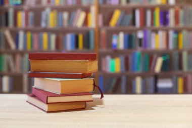 Kitaplar kütüphanedeki ahşap masada.