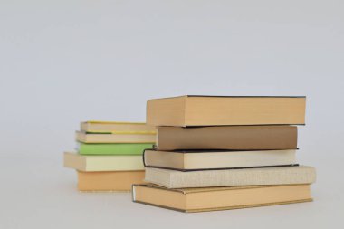 Beyaz arkaplan üzerine kitap yığını