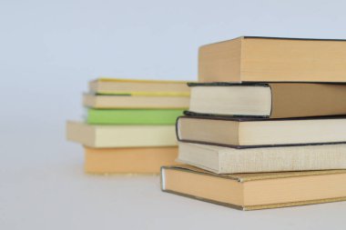 Kitap yığını, ciltli kitap ve ahşap arka planda bir yığın kitap. kopyalama alanı. okul ve eğitim geçmişi.