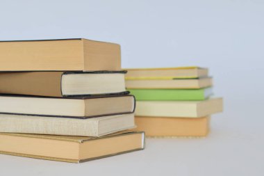 Beyaz arkaplan üzerine kitap yığını
