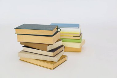 Beyaz arkaplan üzerine kitap yığını