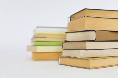 Beyaz arkaplanda izole kitap yığını