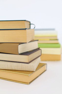 Beyaz arkaplan üzerine kitap yığını