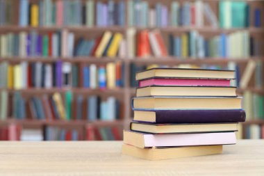 Masada bir yığın kitap