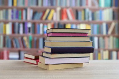 Kütüphanedeki masanın üzerinde kitap yığını