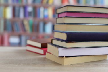 Masada yığınla kitap var.