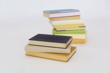 izole kitap yığını