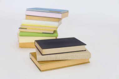 Beyaz arkaplan üzerine kitap yığını