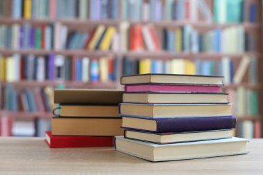 Ahşap arka planda bir yığın kitap. Eğitim konsepti. Okula geri dön.